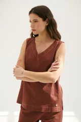 Top sin mangas confeccionado en mezcla de lino y algodón color marrón, con escote en V y pespuntes blancos decorativos en contraste.