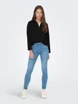 Sudadera negra de cuello alto con cierre de cremallera y mangas largas.