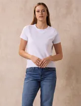 Buzo amarillo tejido en hilado fino, con cuello redondo y mangas cortas.