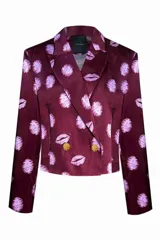 Blazer corto color burdeos con estampado de lunares blancos y diseño de labios. Tiene solapas, cierre cruzado con botones dorados y corte entallado.
