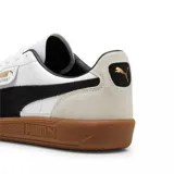 Zapatillas de cuero y gamuza en combinación de colores blanco y negro, con suela de goma color marrón.