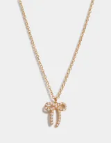 Cadena dorada con dije de moño con apliques de perlas.