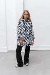 Canguro oversize con capucha, de tela suave con estampado animal print en tonos azul, negro y blanco.