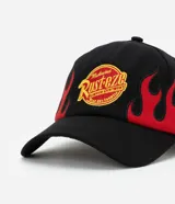 Gorra negra de sarga con bordado del logo de Rust-eze y llamas rojas en el frente.