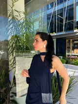 Vestido largo azul marino de fiesta con un solo hombro, abertura lateral y detalle de lazo en la cintura.