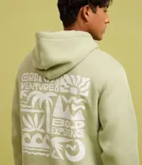 Buzo verde claro con capucha y cordón ajustable, de algodón con felpa. Tiene manga larga, barras ajustadas, bolsillo canguro y estampa frontal y trasera con la leyenda "Grand venture 1990".