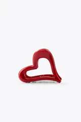 Pinza para el pelo roja con forma de corazón.