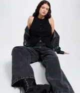Pantalón de jeans para mujer, modelo baggy de cintura media, confeccionado en algodón con efecto deslavado. Presenta cinco bolsillos y cierre tradicional.
