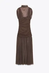 Vestido midi marrón con cuello alto y sisas. Presenta detalle de tejido combinado y drapeado. Tiene tirantes finos ajustables y cierre lateral con cremallera oculta.