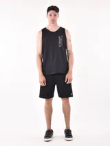 Musculosa gris con estampado de Nueva York en el frente.