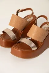 Sandalias de cuero color beige con diseño de tiras y plataforma, con taco de 8,5 cm.