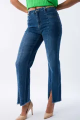 Pantalón de jean azul de corte recto con terminación desflecada y cadena dorada decorativa.