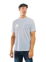 Remera celeste con estampado circular en el pecho, con texto en verde y negro.