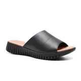 Sandalia de cuero negra marca Usaflex, modelo Jester. Diseño casual con plataforma baja y capellada con perforaciones.