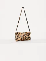 Mini cartera plateada de cuero con correa fina del mismo material y aplique metálico JCH en el frente.