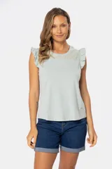 Remera color celeste lisa con cuello redondo y mangas cortas con volados de broderie.