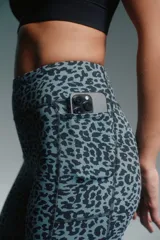 Calza larga negra estampada, tiro alto y calce al cuerpo, ideal para realizar deporte.