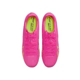 Botines de fútbol para hombre, color fucsia con detalles en amarillo, diseñados para usar en terrenos naturales y sintéticos, con unidad Zoom Air para mayor comodidad.