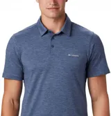 Polo de hombre Columbia Tech Trail, color blanco, de manga corta, con logo bordado en el pecho. Confeccionada en tejido hidroabsorbente Omni-Wick™ con elastano.