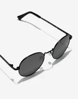 Gafas de sol unisex con montura ovalada negra y lentes polarizadas grises.