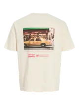 Camiseta de manga corta y cuello redondo, color blanco antiguo (off-white), con un estampado gráfico grande en la espalda que simula una fotografía urbana nocturna con un taxi amarillo y texto en tipografía cursiva y recta.