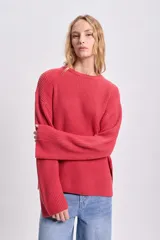 Sweater rojo de punto inglés con cuello redondo y mangas largas.