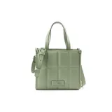 Cartera tote de símil cuero color verde con diseño acolchado y logo metálico XL Extra Large al frente. Tiene acceso con cierre, correa regulable y herrajes plateados. El interior es de tela de algodón y poliéster y cuenta con un bolsillo con cierre y otro abierto.
