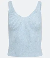Musculosa celeste de punto con textura acanalada y escote en V.