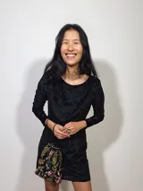 Vestido corto negro de terciopelo con estampado abstracto, mangas largas, espalda abierta en forma de gota y elástico en la cintura.