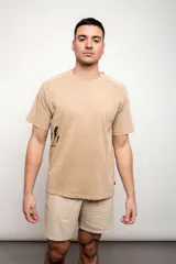 Short color beige de corte recto.