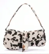 Bolso de mano con estampado animal print y correa corta.