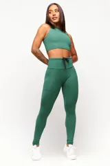 Calza deportiva negra de tiro alto con cordón ajustable en la cintura y logo estampado en la pierna.