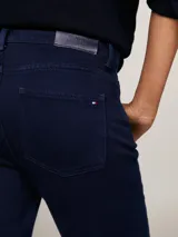 Pantalón jean azul oscuro, de corte bootcut y talle medio, confeccionado en tejido denim ligeramente elástico.