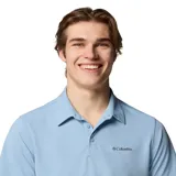 Remera tipo polo celeste con tecnología Omni-Wick que absorbe la humedad y tela elástica en cuatro direcciones. Logo de Columbia bordado en el pecho. Ideal para uso casual.