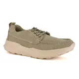 Zapato casual color beige con cordones y suela gruesa.