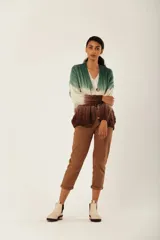 Cárdigan tejido a rayas horizontales con degradé de color, con cuello en V, mangas largas y cierre frontal con botones de madera.