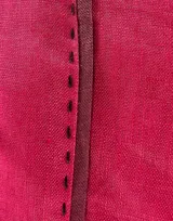 Pantalón gris de lino con corte palazzo y detalle de costuras amarillas en los laterales y en el ruedo.