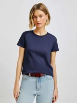 Camiseta de manga corta color terracota, con cuello redondo y corte ajustado.