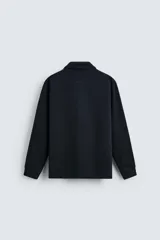 Polo azul marino de manga larga con cuello solapa, abertura frontal y acabado en rib.