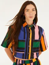 Camisa cropped de sarga con estampado de rayas fantasía multicolor, cuello clásico, mangas cortas y cierre frontal con botones.