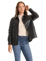 Chaqueta tipo camisa (shacket) de eco cuero color beige, con diseño acolchado en rombos, cuello camisero, botones frontales y dos bolsillos de parche en el pecho.