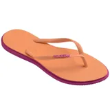 Ojotas Havaianas Slim Point color crema con contorno verde oscuro y logo en las tiras.