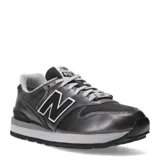 Championes New Balance modelo 996, color gris oscuro metalizado, con detalles en gris claro y blanco. Presentan el logo "N" en negro con borde blanco y cordones grises.