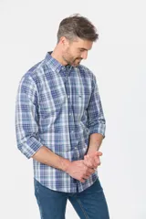 Camisa de hombre a cuadros azules y blancos, de corte clásico y manga 3/4.