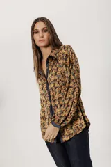 Camisa de seda con estampado de flores tipo hippie en colores mostaza, verdes y ocre con botones símil metal y cuello clásico.