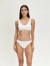 Top deportivo negro sin costuras, con breteles anchos y escote redondo.