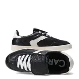 Zapatillas deportivas acordonadas color beige con suela marrón.