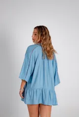 Vestido corto celeste con mangas 3/4 acampanadas y detalle de puntilla en mangas y ruedo.