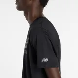 Remera deportiva de hombre New Balance, color negro, con logo de la marca estampado en el pecho en gris y blanco.
