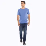 Remera celeste de algodón con cuello redondo y bolsillo en el pecho.